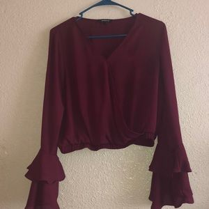 A crop top/long sleeve with ruffles color burgundy